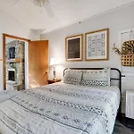 Pet Friendly Lake Retreat With Hot Tub & Fire Pit