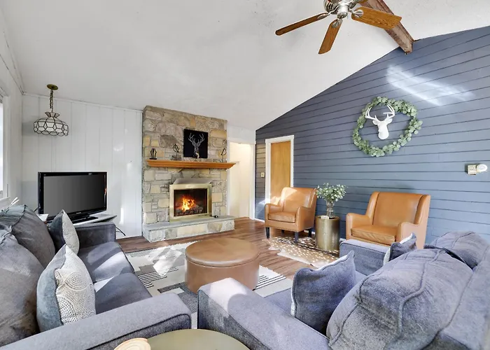 Pet Friendly Lake Retreat With Hot Tub & Fire Pit