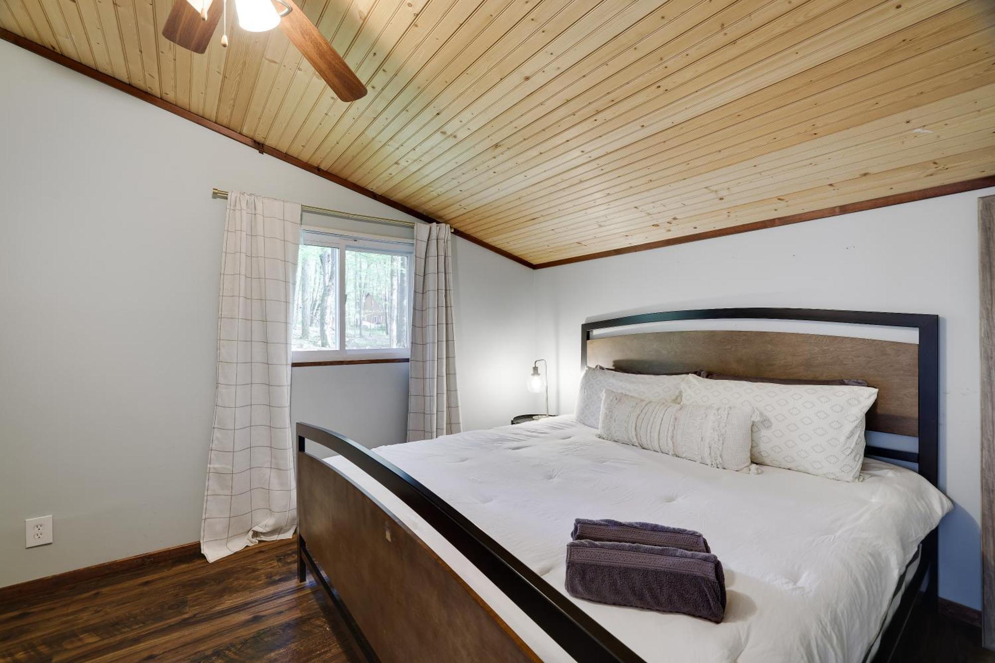 Pet Friendly Retreat With Hot Tub & Fire Pit Locust Lakes Village