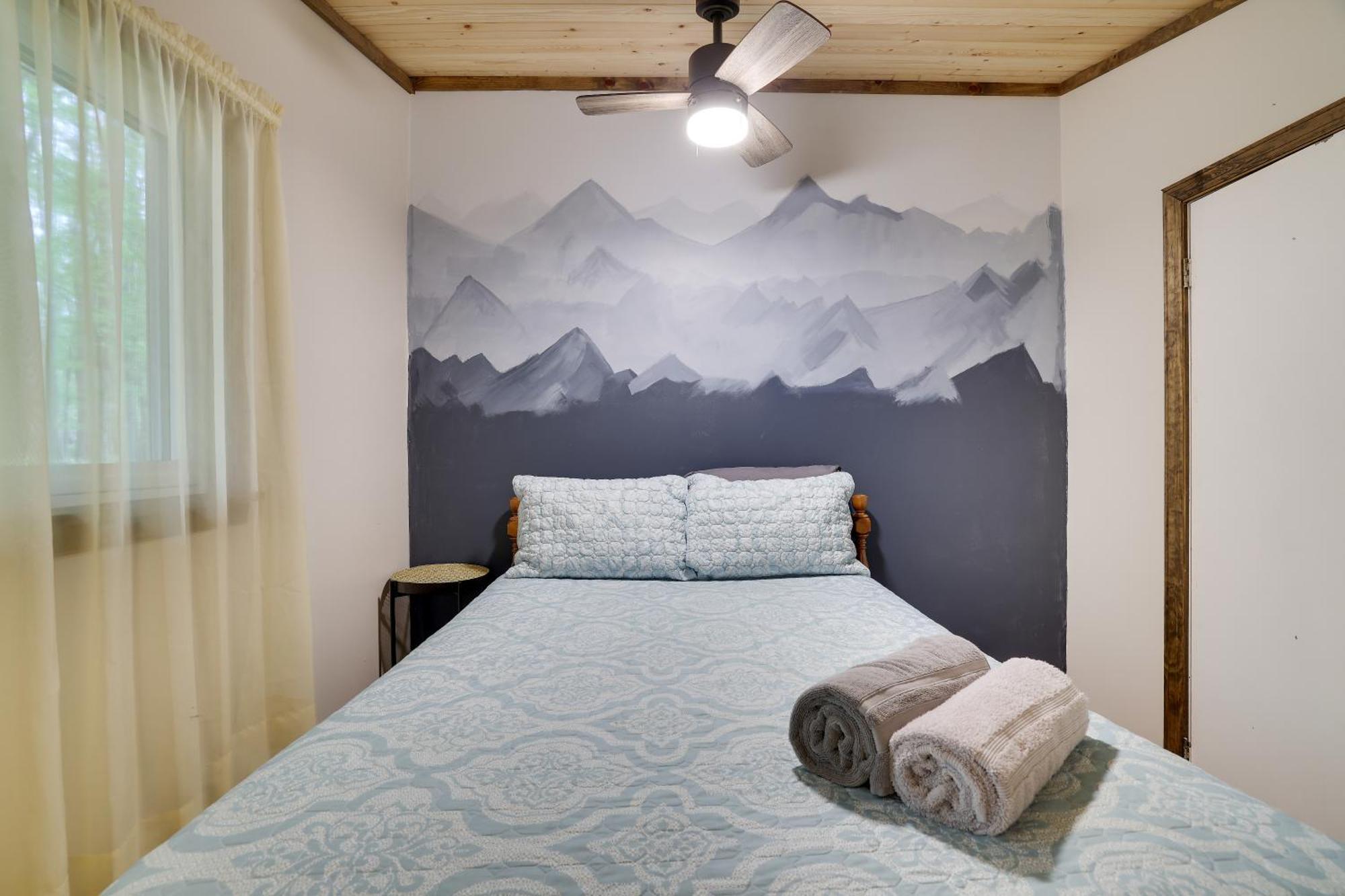 Holiday home Pet Friendly Retreat With Hot Tub & Fire Pit Locust Lakes Village