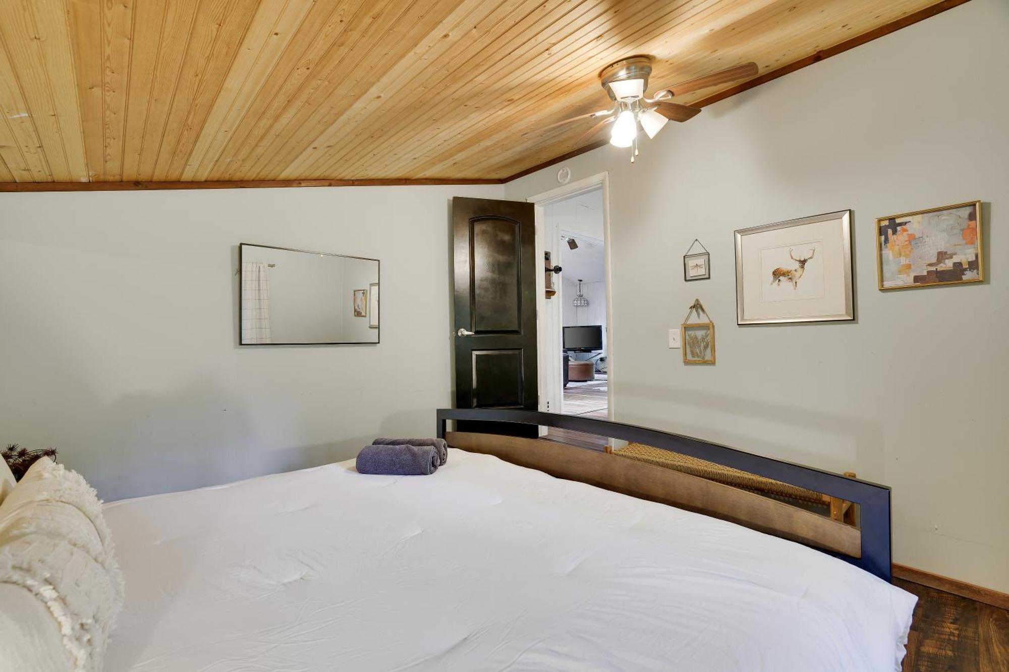 Pet Friendly Retreat With Hot Tub & Fire Pit Holiday home