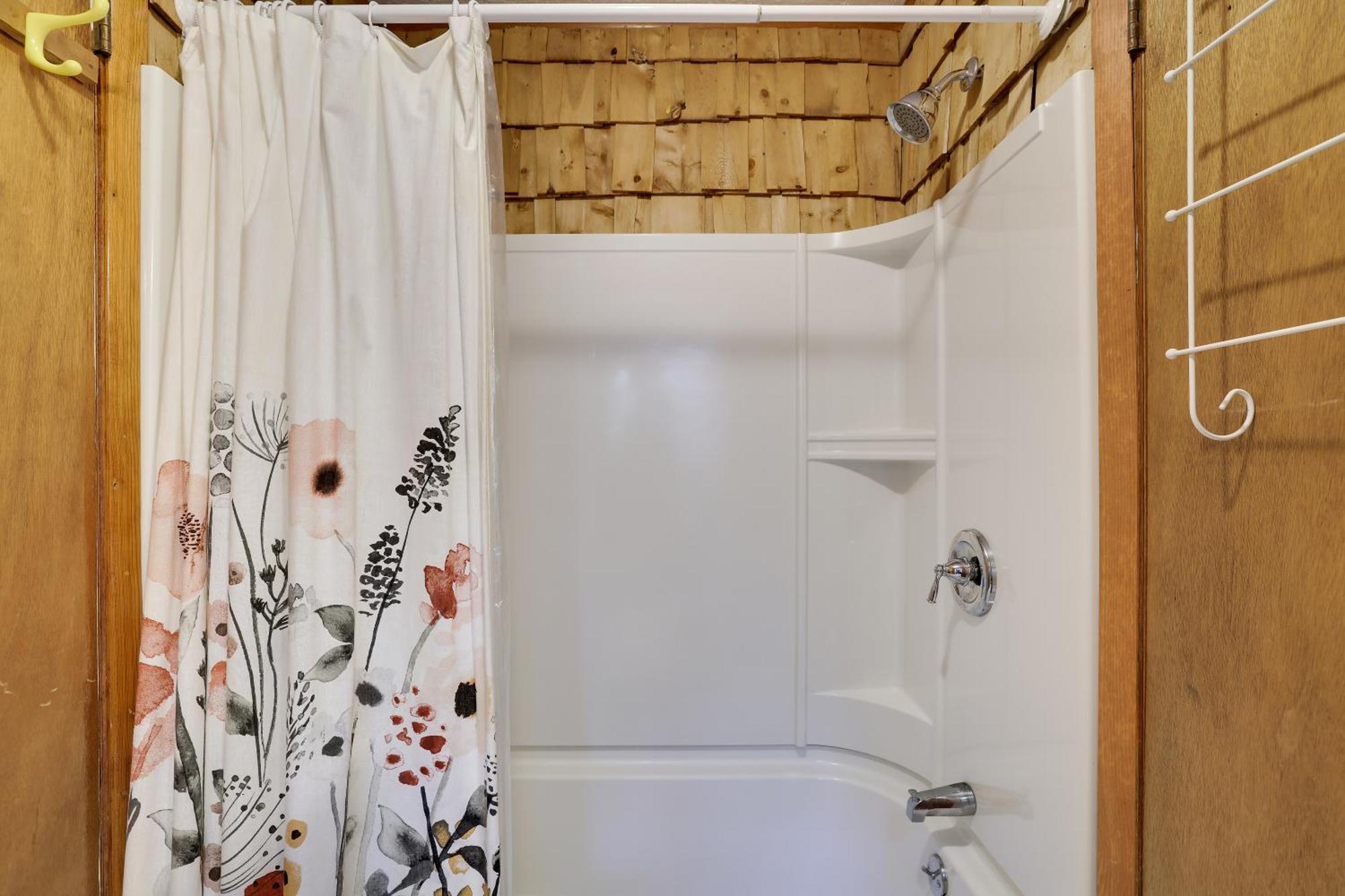 Pet Friendly Retreat With Hot Tub & Fire Pit Holiday home *