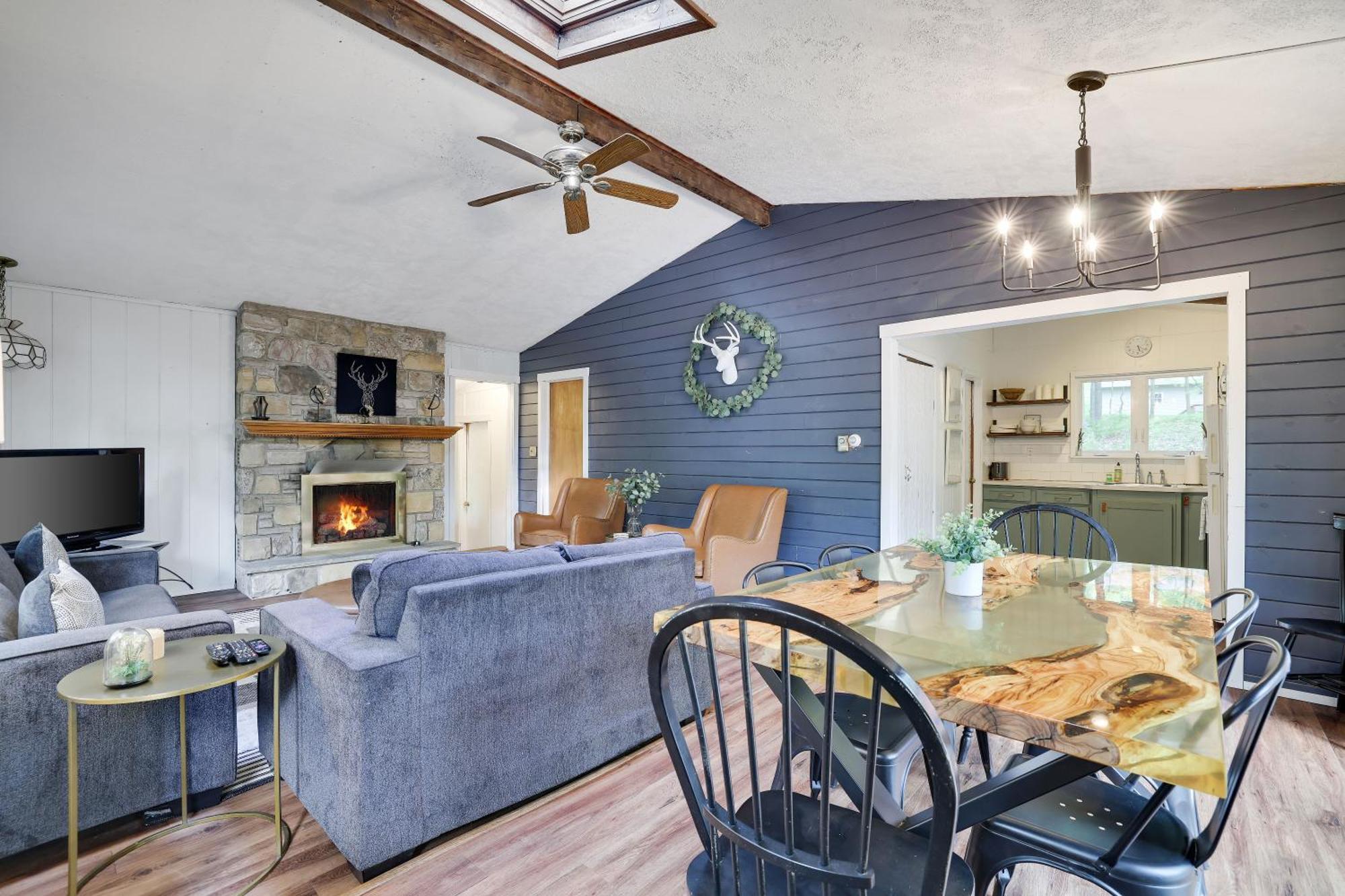 Pet Friendly Retreat With Hot Tub & Fire Pit Locust Lakes Village