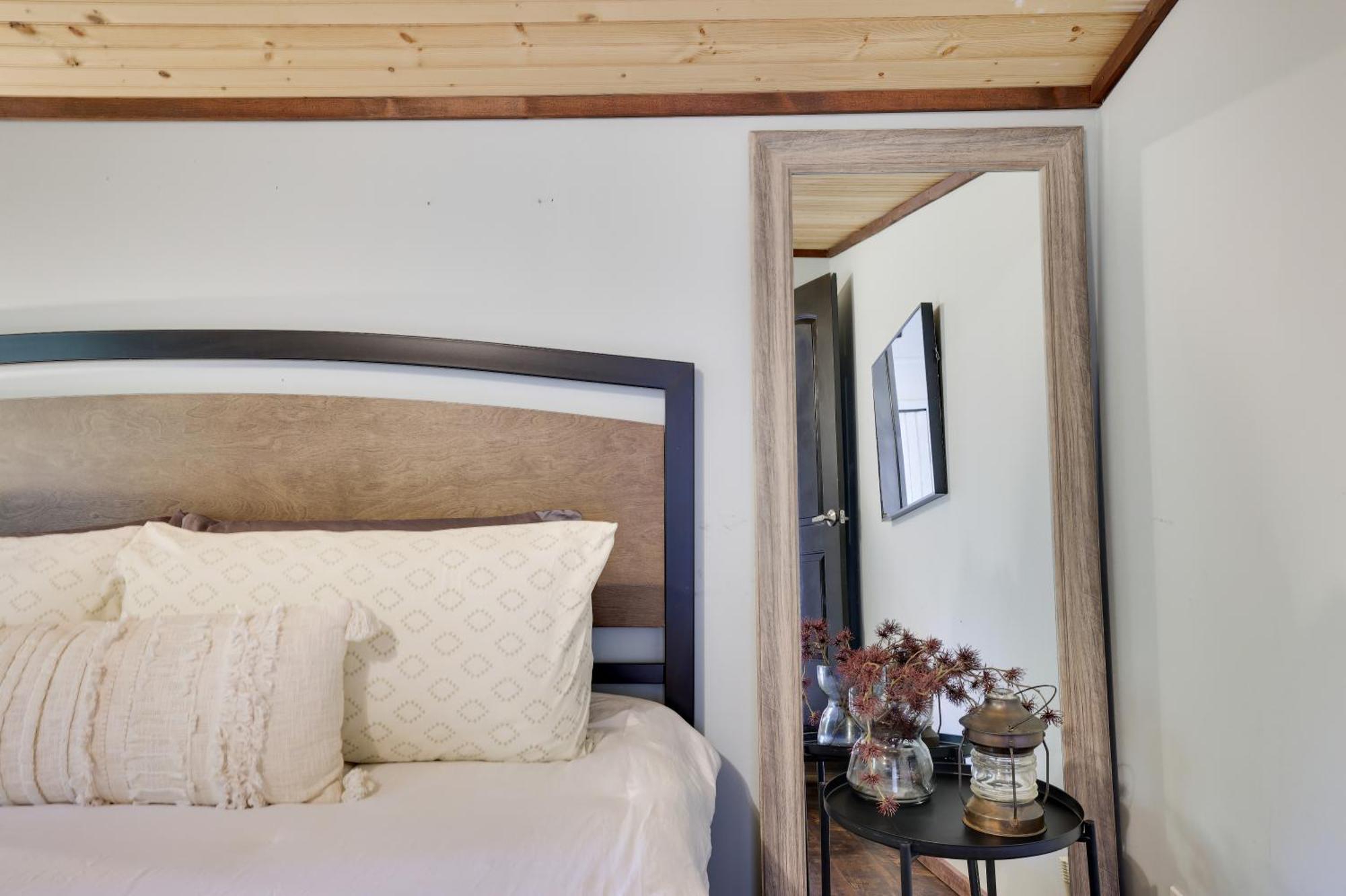 Pet Friendly Retreat With Hot Tub & Fire Pit