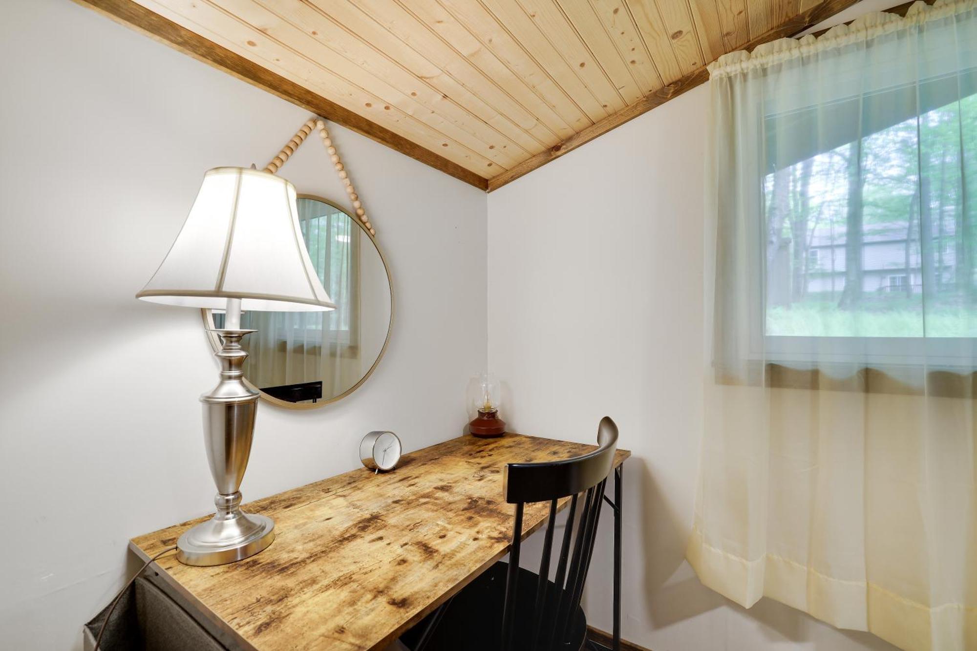 Holiday home Pet Friendly Retreat With Hot Tub & Fire Pit Locust Lakes Village