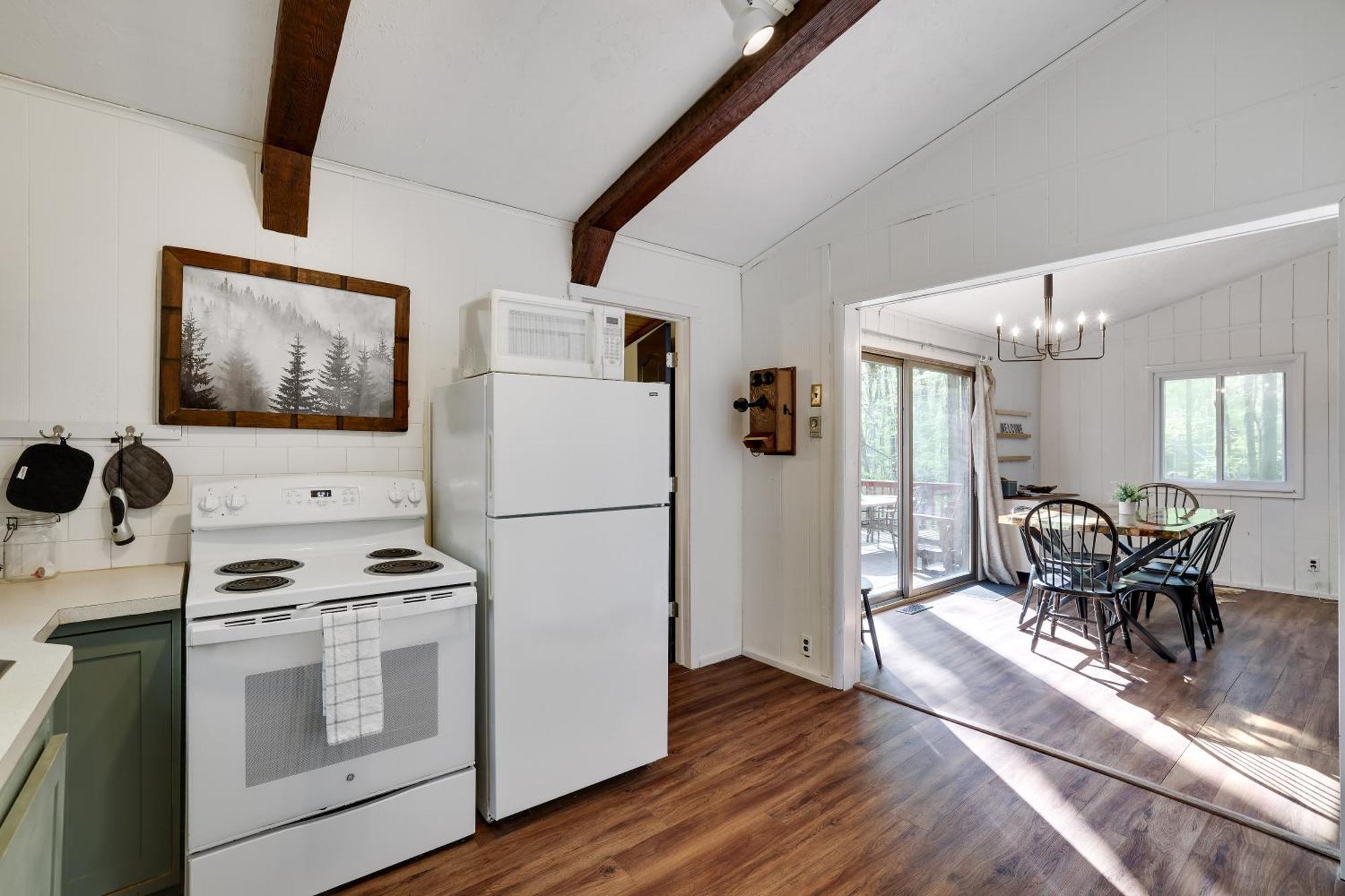 Pet Friendly Retreat With Hot Tub & Fire Pit