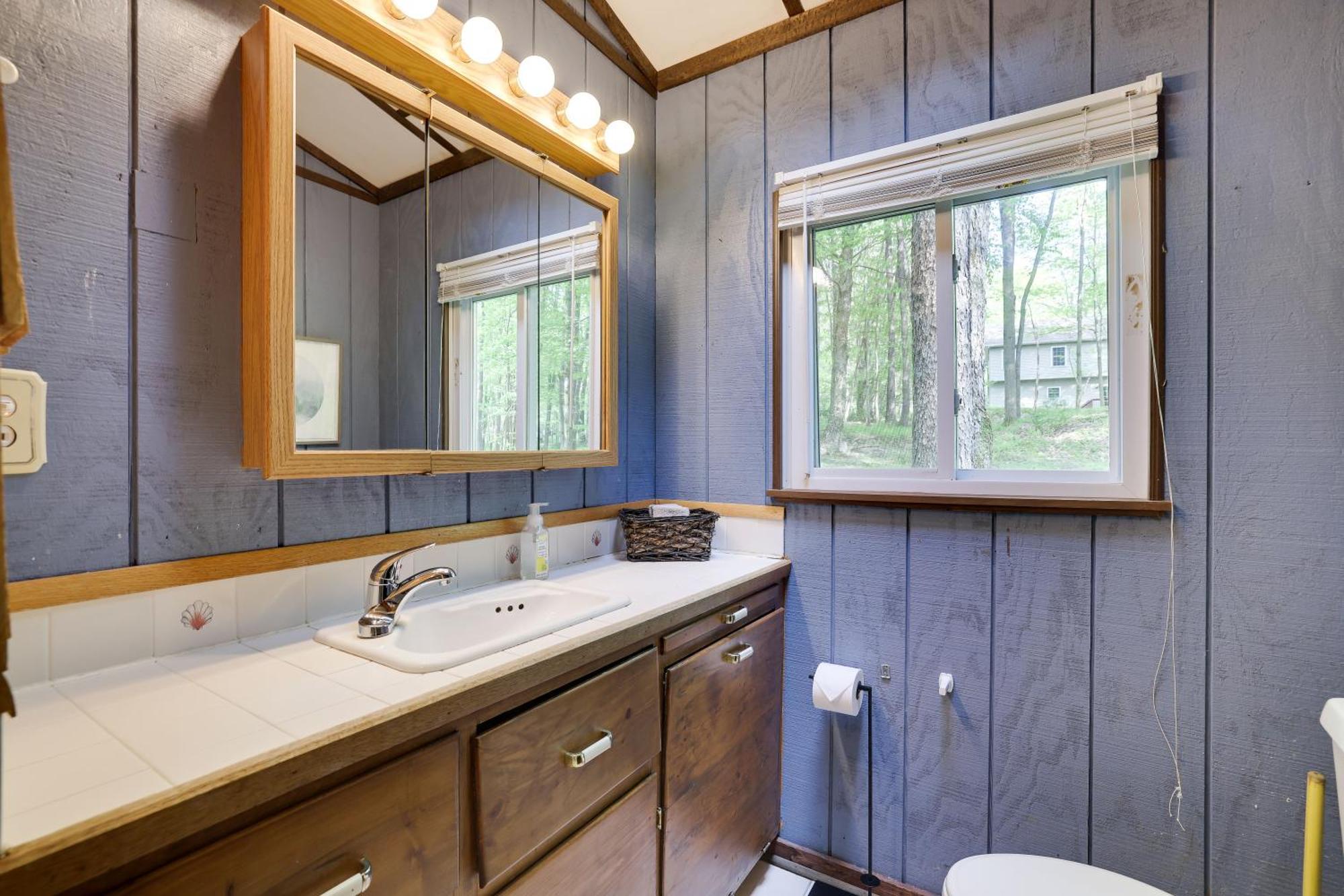 Pet Friendly Retreat With Hot Tub & Fire Pit Holiday home Locust Lakes Village