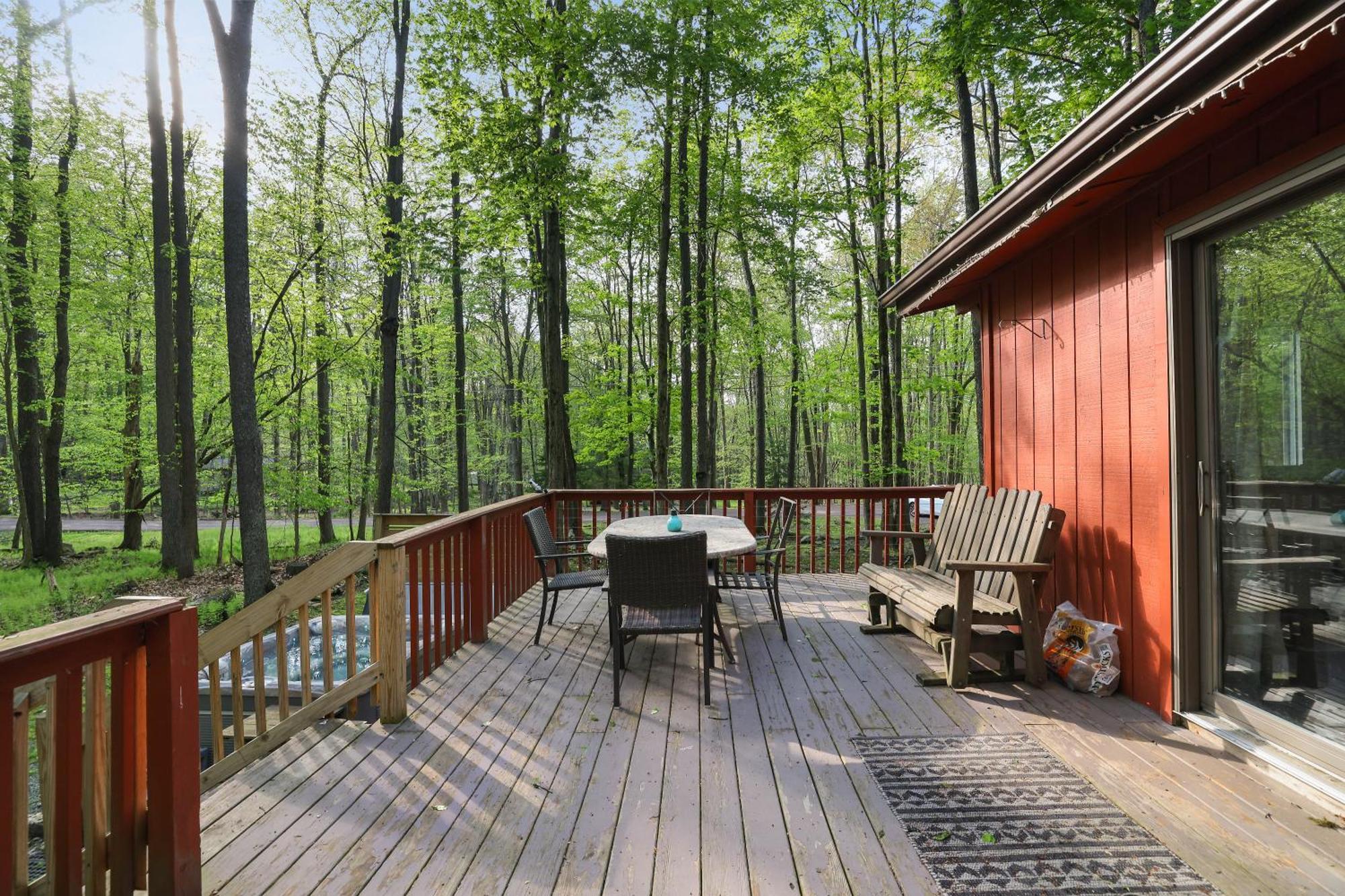 Pet Friendly Retreat With Hot Tub & Fire Pit