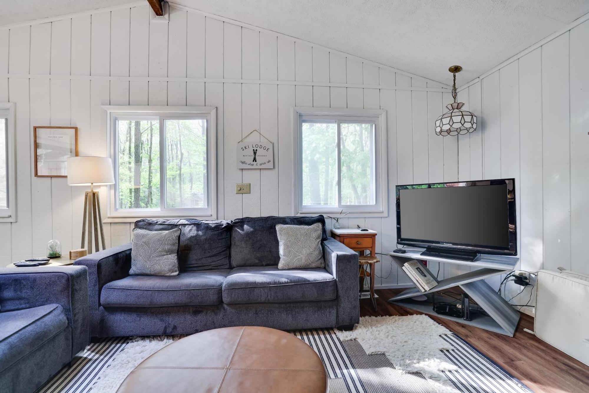Pet Friendly Retreat With Hot Tub & Fire Pit