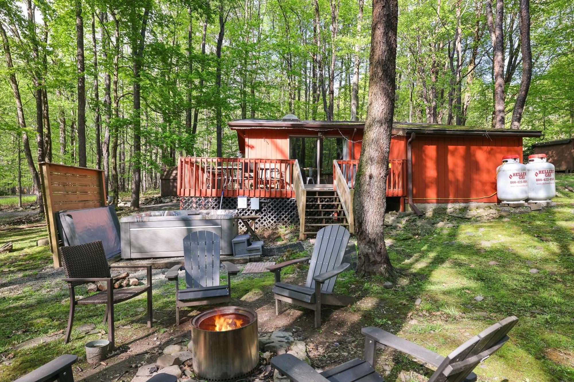 Pet Friendly Retreat With Hot Tub & Fire Pit Holiday home Locust Lakes Village