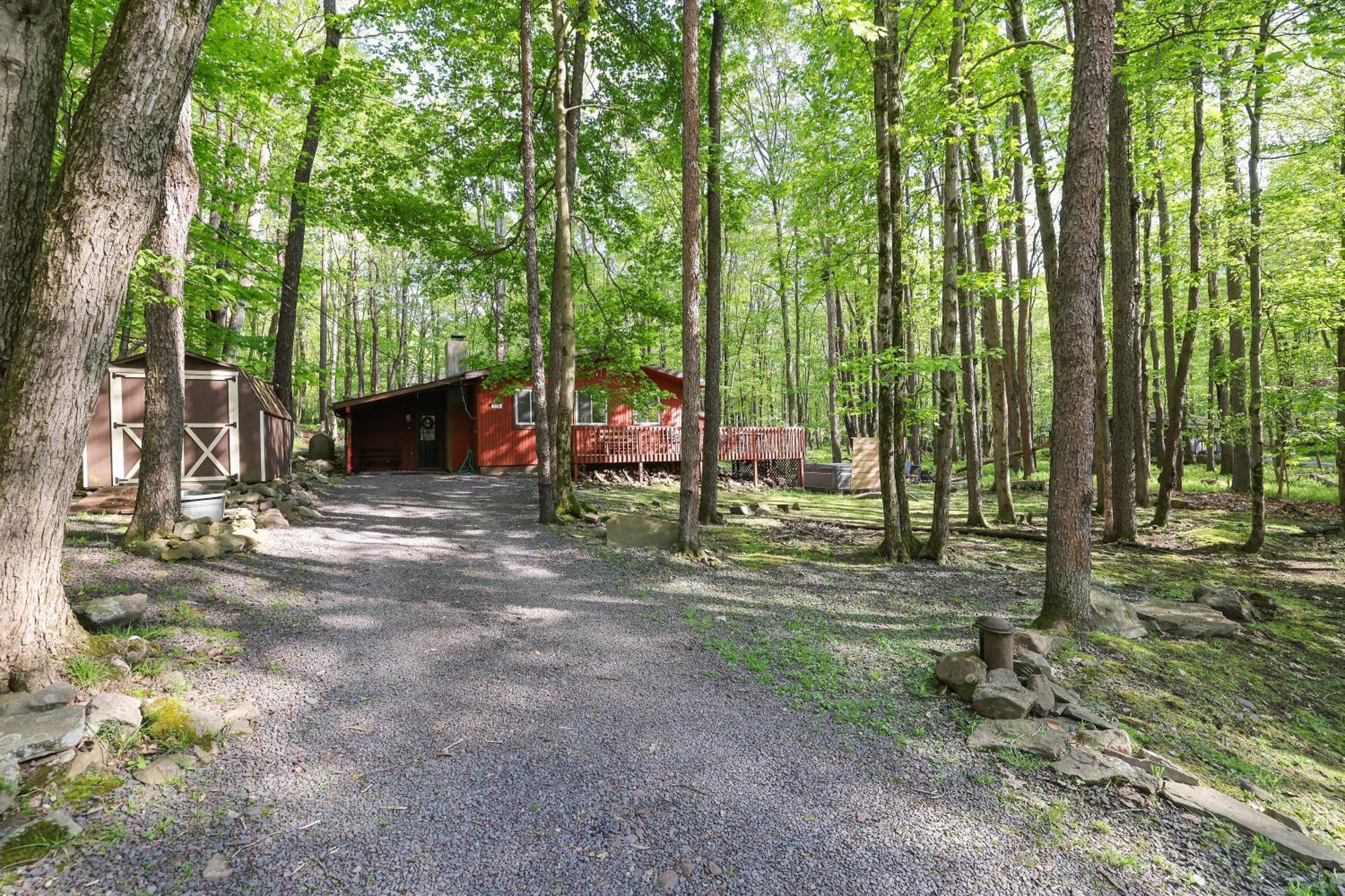 Pet Friendly Retreat With Hot Tub & Fire Pit *